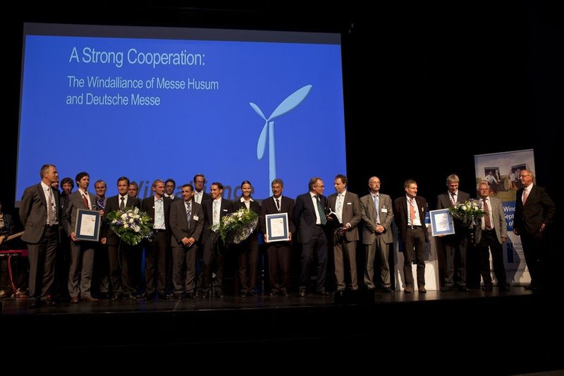 Die Jury und NRWs Umweltminister Johannes Remmel (ganz links) mit dem Gewinnerteam von SkyWind und den Teams von HOCHTIEF Solutions und Kenersys. (HUSUM WindEnergy/Messe Husum & Congress)