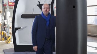 Architekt Prof. Peter Eber mit dem von ihm entworfenen Haus aus dem 3D-Drucker. Gedruckt wurde es bei Voxeljet in Friedberg. (Bild: Voxeljet)