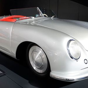 Am 8. Juni 1948 erhielt das erste Automobil mit dem Namen Porsche seine Zulassung: der Porsche 356/1 Roadster. Unter der Haube sorgte ein 1,1 Liter großer, luftgekühlter Vierzylinder-Boxer mit 35 PS für den Vortrieb des 585 Kilogramm schweren Wagens.  (Bild:  Dominsky – VCG)