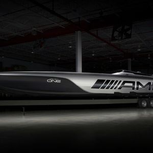 Das Rennboot ist mit 15,57 Meter deutlich länger als der AMG One und ...(Bild:  Daimler)
