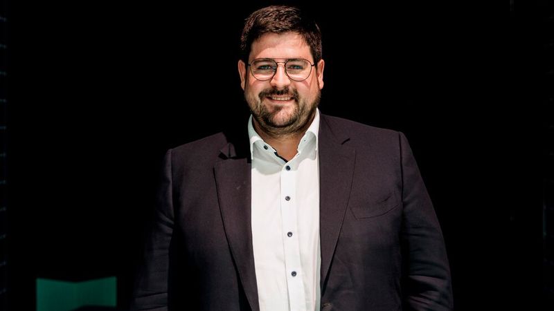 Franz Hirtreiter jr., Geschäftsführer von AVP Autoland, erläutert auf den Automotive Business Days, wie Autohäuser sich ein weiteres wirtschaftliches Standbein neben dem klassischen Automobil-Vertrieb schaffen.(Bild:  AVP)