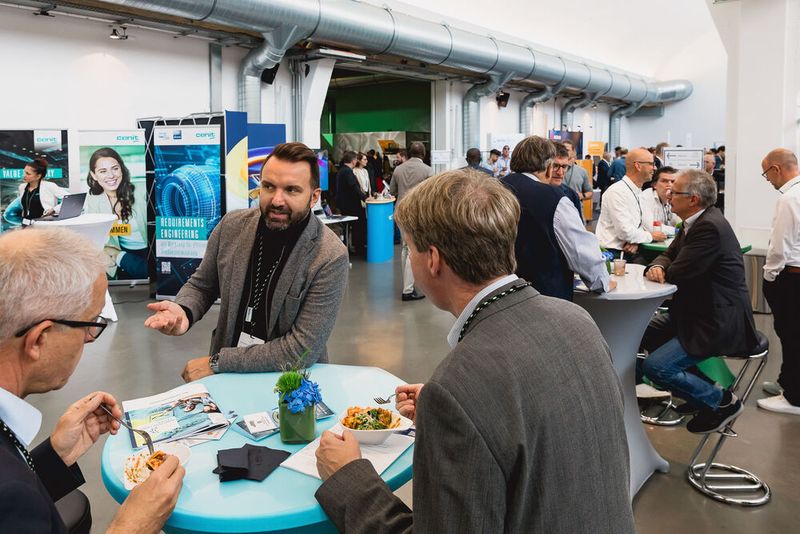 Konstruktion meets Produktion: Während der Pausen fand in der gemeinsamen Ausstellung der beiden Foren reger Austausch statt.  (Bild: Stefan Bausewein/VCG)