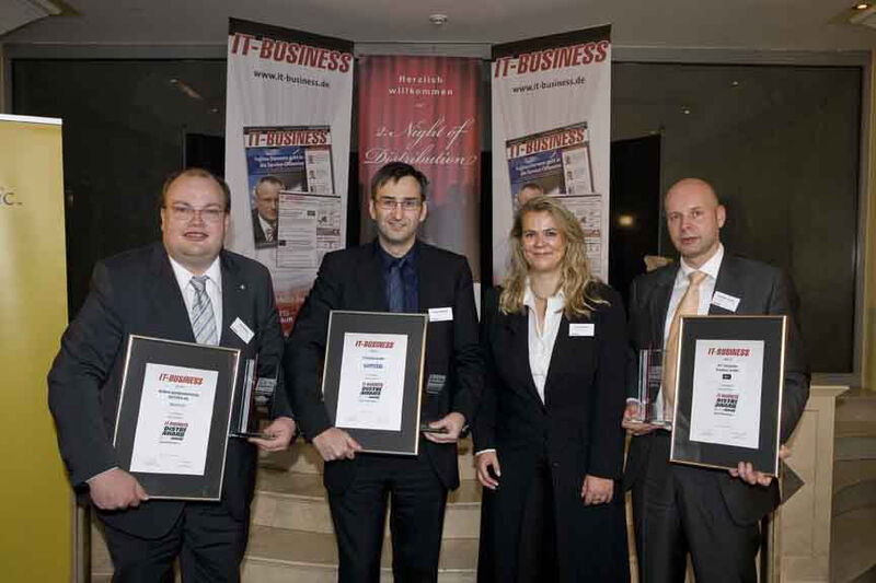 Die Top-3-Awards in der Kategorie Spezialdistribution gingen an (v.l.): Rolf Mittag von Komsa (Gold-Award), Volker Mitlacher von Systeam (Platin-Award) und Andreas Jansen von Jet Computer (Silber-Award). (Archiv: Vogel Business Media)