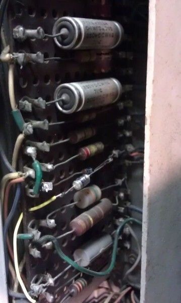 Störschutzkondensatoren beim Einbau kurz vor Abschluss der Restaurierung 2012 (Bild: TNMOC)
