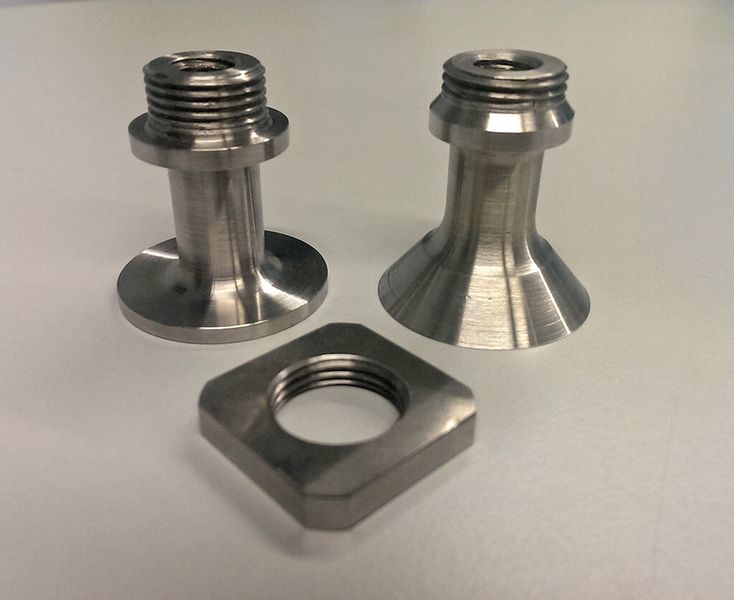 Die Gewindeinserts werden aus rostfreiem Stahl gefertigt und leiten Kräfte sicher ins Laminat ab. (Bild: TU Ilmenau)