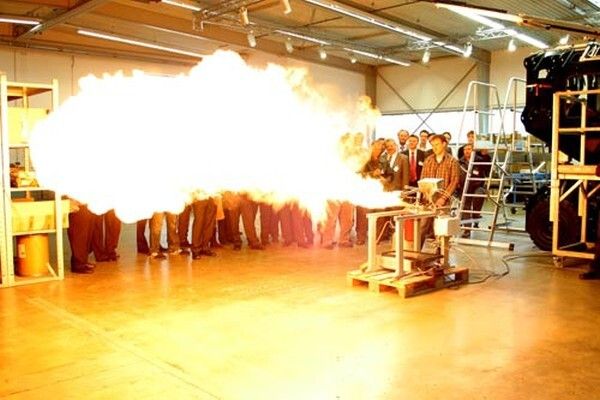 Feuereffekt-Flamme, die später aus dem Rachen kommen wird (Vogel Business Media)