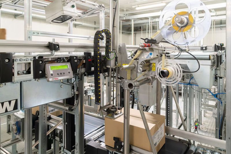 Ein Sensor an der Stempelplatte erkennt die jeweilige Oberfläche und lässt den Applikator in einigen Millimetern Abstand stoppen. (Bild: www.haeslerfoto.ch Haesler Foto | Bluhm Systeme GmbH)