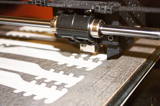 Mit einer Pertinaxplatte sollen sich Bauteile besser vom der Bauplatte des 3D-Druckers lösen. Mit einer Pertinaxplatte sollen sich Bauteile besser vom der Bauplatte des 3D-Druckers lösen.
