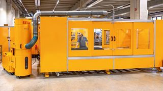 Der mobile Entstauber Dustomat-61 von Esta ist direkt an die Abschermaschine angeschlossen und saugt die entstehenden Faserspäne ab.  (Bild: Esta)