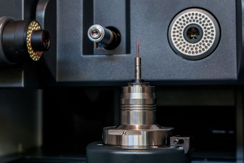Bei Zoller lagt der Grindinghub-Fokus unter anderem auf der KI-gestützten Verschleißanalyse, die eine Überprüfung von Mikrowerkzeugen vollautomatisch und damit effizienter ablaufen lässt. (Bild: VDW / U. Regenscheit)
