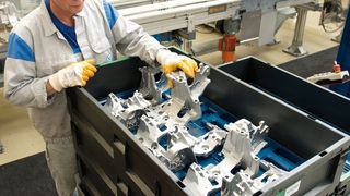 Erfolgreich im Motorenwerk von Volkswagen im Einsatz: Die QX-Behälter sind an den Stirnseiten mit integrierten Unterfass-Griffen ausgestattet, die auch das manuelle Handling erleichtern. (Bild: SSI Schäfer)