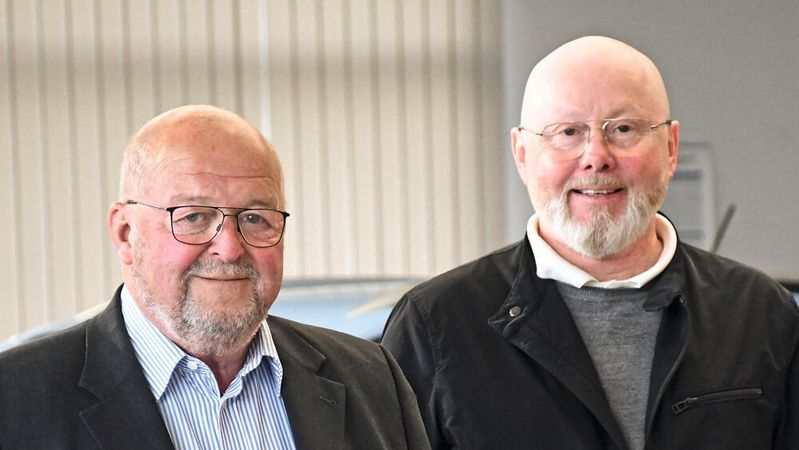 Das Autohaus Ostermaier feiert in diesem Jahr sein 100-jähriges Bestehen. Geschäftsführer Klaus Schroff (l.) und Gesellschafter Michael Ostermaier sprachen im Interview unter anderem über die Bedeutung des Online-Autoverkaufs und des Mobilitätsgeschäfts für das Unternehmen.(Bild:  Georg Soller)