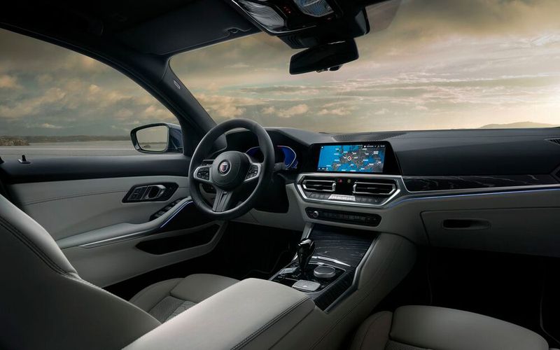 Im Innenraum gibt es neues Leder und ein paar Zierkonsolen. (Bild: Alpina)