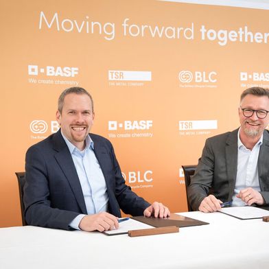 Daniel Schönfelder (links), Leiter des Unternehmensbereichs Battery Materials bei BASF, und Marc Affüpper (rechts), Geschäftsführer der TSR Group, unterzeichnen eine Vereinbarung zur Zusammenarbeit beim Recycling von Elektroautobatterien in Europa. (Bild:  BASF)