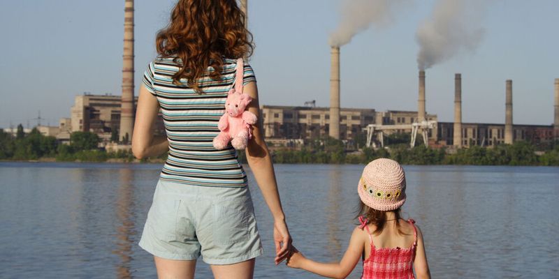Eine aktuelle Studie hat untersucht, wie sich komplexe Chemikalienmischungen auf unsere Gesundheit auswirken. Für ihre Untersuchungen nutzten die Wissenschaftler Blutproben von Schwangeren. (Symbolbild)(Bild:  Sergii Mostovyi - stock.adobe.com)