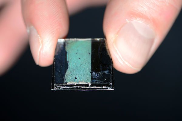Flexible und hochporöse Schicht aus Germanium. Indem sie in die Poren des Materials geeignete organische Polymere einbauen, können die Wissenschaftler die elektrischen Eigenschaften der entstehenden Hybridmaterialien maßschneidern, beispielsweise für hybride Solarzellen. (Foto: Andreas Battenberg / TU Muenchen)