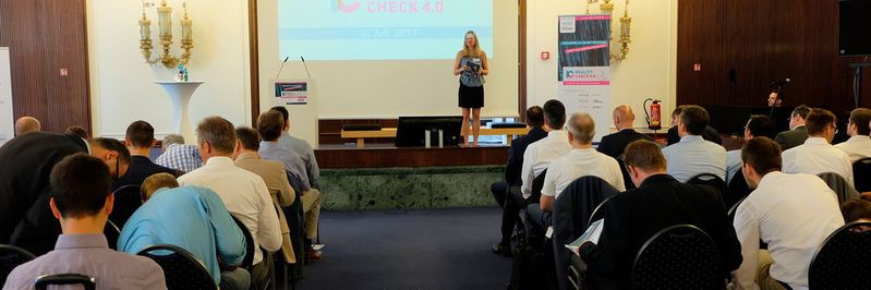 Julia Moßner (Chief Product Officer, Industry of Things) eröffnete den Reality Check 4.0 und begrüßte die Teilnehmer. (Bild:  Schreier)