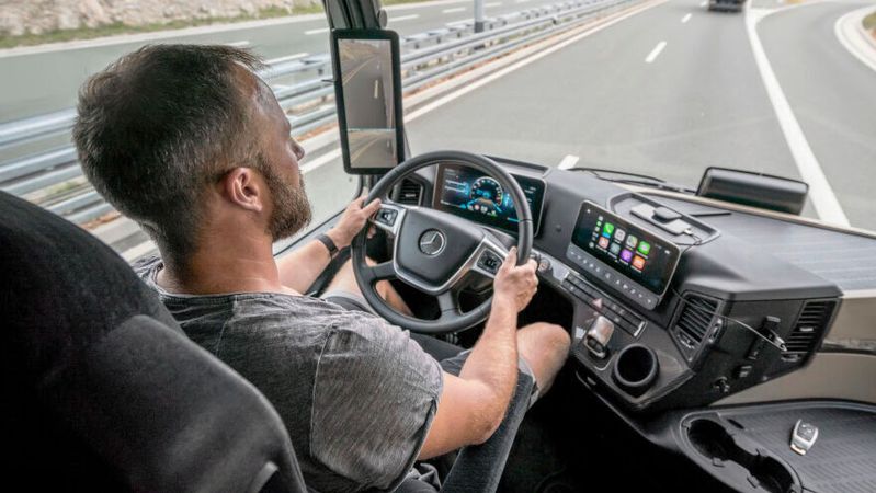 Lkw-Fahrer werden eine zunehmend seltene Berufsgruppe. Es fehlt schlicht an Nachwuchs.(Bild:  Daimler)