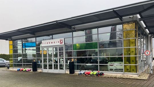 Die Bobby-Cars vorm Autohaus sind ein Ablenkungsmanöver. Denn im Inneren des Autohauses Triebwerk sind nur hochwertige und hochpreisige exklusive Gebrauchtwagen zu sehen.(Bild:  Pfaff - VCG)
