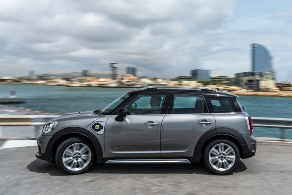 Der MINI Cooper S E Countryman ALL4 ist der erste Mini, bei dem ein Plug-in-Hybrid-Antrieb die Möglichkeit zu rein elektrischer und damit lokal emissionsfreier Mobilität eröffnet. (Mini)