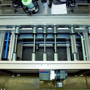 Bild 2: Sonderlösungen wie die Verschiebeeinheit in der automatischen Schraubstation lassen sich im Transfersystem einfach integrieren.  Bild: Bosch Rexroth