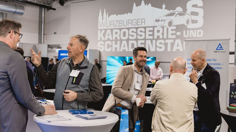 Dank entsprechender Pausen gab es auch dieses Mal wieder ausreichend Möglichkeiten zum Fachsimpeln. (Bild: Stefan Bausewein)