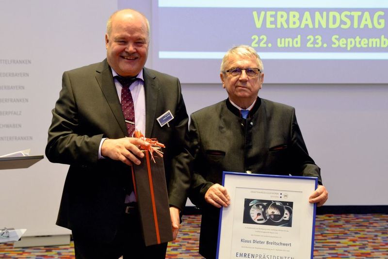 Das langjährige Engagement gewürdigt: Präsident Albert Vetterl (li.) und Ehrenpräsident Klaus Dieter Breitschwert. (Kfz-Gewerbe Bayern )