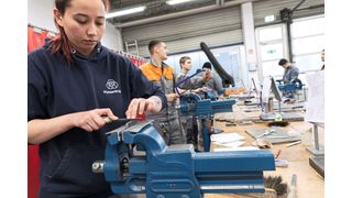 Die Auszubildenden machen sich zunächst intensiv mit den verschiedenen Metallen und deren Werkstoffeigenschaften vertraut. (Bild: Knuth Werkzeugmaschinen)