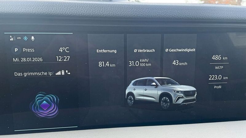 Ein großes Display zieht sich über die gesamte Fahrzeugbreite. (Bild: Grimm – VCG)