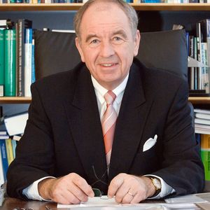 Der „Professor von Aesculap“ hat seine persönliche Sammlung zu Innen- und Außen(an)sichten über Tuttlingen – Weltzentrum der Medizintechnik – verarbeitet.