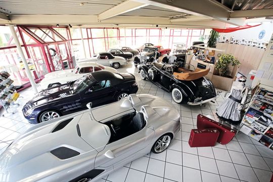 Eine „kleine Auswahl“: Der Showroom von Kienle Automobiltechnik bildet nur einen Teil der rund 80 laufend angebotenen Automobilraritäten ab. Groß und bekannt ist das Unternehmen mit seinen State-of-the-art-Restaurierungen geworden.(Bild:  Kienle Automobiltechnik, Hans Dieter Seufert)