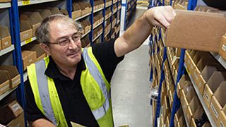 Ein neuer Bericht der Europäischen Agentur für Sicherheit und Gesundheitsschutz am Arbeitsplatz (EU-OSHA) beleuchtet das Thema Sicherheit und Gesundheitsschutz bei der Arbeit innerhalb komplexer Netzwerke von Lieferanten und Diensteanbietern. (Bild: EU-OSHA/Jim Holmes)