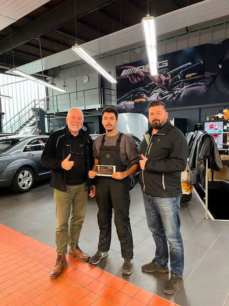Erfolg am Stammsitz: Auch der angehende Kfz-Mechatroniker Aymane El Kaderi (Mitte) glänzt mit sehr guten schulischen Leistungen. Ausbildungskoordinator Holger Hunkel (links) und Werkstattleiter Denis Lipatow gratulieren. (Bild: Autohaus Göbel)