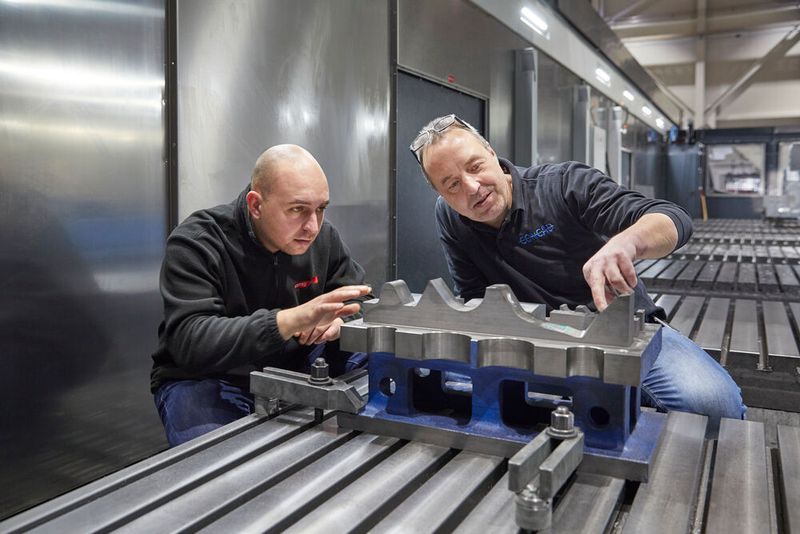 Partnerschaft auf Augenhöhe! Wenn Probleme anstehen, löst Concad-Geschäftsführer Klaus Schwab (rechts) sie schnell. Und zwar mit Starrag-Experten, wie Dennis Hamm, vom Application Engineering. Hier inmitten der 15-Meter-Fogs HD. (Bild: R. Baumgarten / Starrag)