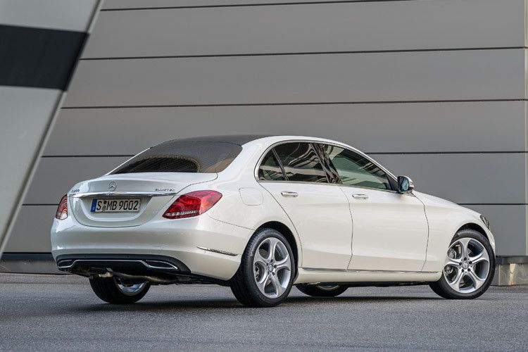 Mit gewachsenen Außenmaßen, verändertem Design, überarbeitetem Innenraum, verbessertem Fahrwerk und neuem Leichtbaukonzept ist die Mittelklasse-Limousine in der Positionierung höher gerutscht. (Foto: Daimler)