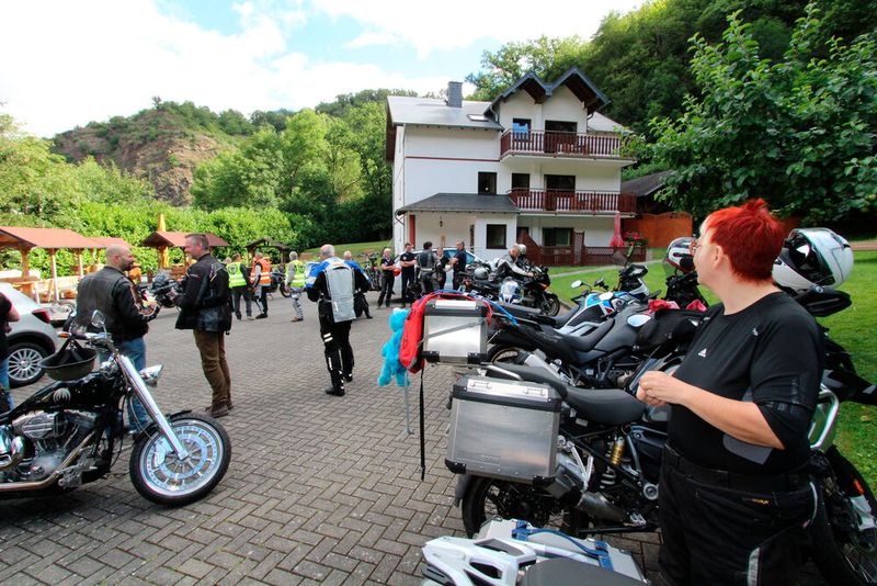 Die Tour beginnt mit dem Sammeln auf dem Hotelparkplatz. (Bild: Vogel IT-Medien GmbH et al.)