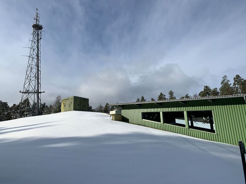 In einem Atomkrieg wären lediglich der Hügel, der Zugang und ein Schlot sichtbar gewesen, der dazu dient, eine Druckwelle abzuleiten, bevor sie den Bunker erfasst. Allerdings hat es auch zwei Antennen gegeben, mit der eine Sendeanstalt aus zwei Studios im Bunker hätte Nachrichten verbreiten können. Diese waren ausfahrbar und hätten eine Senedeleistung 