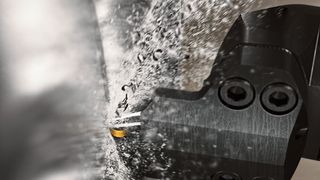 Das Drehwerkzeug Coro Turn 107 mit der Wendeschneidplattensorte S205 ist für das Vor- schlichten von Turbinenscheiben in Nickelbasislegierungen geeignet. (Sandvik Coromant)