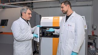 Ariyan Arabi-Hashemi et Christian Leinenbach utilisent une imprimante laser 3D pour modifier les propriétés magnétiques des alliages d'acier inoxydable. (Source : Empa)