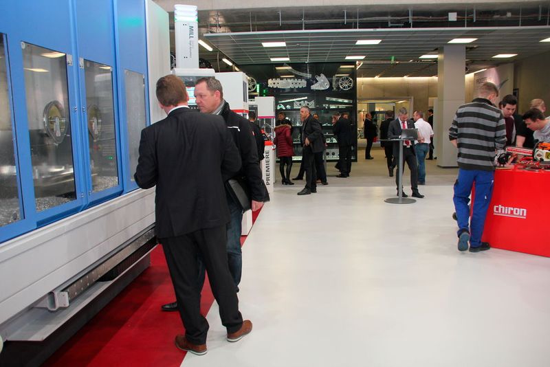 Chiron zeigte auf der Hausmesse Open House vom 9. bis 11. März zahlreiche innovative Technologien und Anwendungen für höchste Präzision und Dynamik. Erstmals präsentierten sich auf der Open House alle Mitglieder der Unternehmensgruppe: neben Chiron auch Stama, Scherer und CMS. (Bild: Sonnenberg)