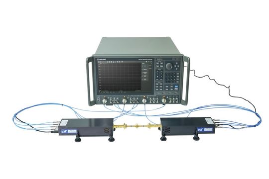 Bild 4: Der Schritt in den Frequenzbereich: Das Portfolio wächst stark in Richtung Hochfrequenztechnik. Das Bild zeigt einen komplexen VNA-Messaufbau mit Frequenzextendern für Messungen im Millimeterwellen-Bereich von 55 bis 90 GHz.(Bild:  Siglent)