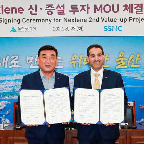 Mayor of Ulsan Kim Doo-gyeom (left), and SSNC CEO Sami Mohammed Al-Osaimi (right) take pictures after the MOU signing ceremony in Ulsan, South Korea. 