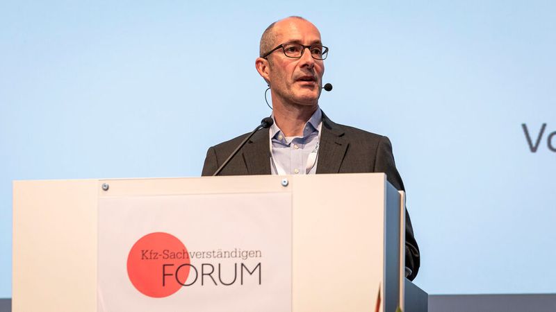 Der vorsitzende Landgerichtsrichter Dr. Jens Rogler klärte die Teilnehmer zur Vorschadenproblematik auf. (Bild: Stefan Bausewein)