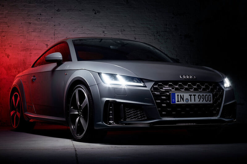 Mit dem auf 99 Stück limitierten Sondermodell Audi TT Quantumgrau starten die Vier Ringe in den Online-Direktvertrieb von Neuwagen – allerdings nur im Rahmen eines Pilotprojekts. 2020 mit den neuen Händlerverträgen will Audi den E-Commerce im Neuwagengeschäft dann verstärkt angehen. (Audi)