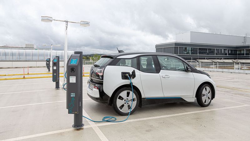 Das Projekt "DCI4Charge" zeigt, wie Unternehmen Gleichstromnetze, Ladeinfrastruktur und E-Fahrzeuge zu einem integrierten Energiesystem verbinden können.(Bild:   Fraunhofer IPA | Rainer Bez)