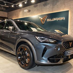 Der Cupra Formentor ist in der Pop-up-Garage ein Blickfang. Die Optik des Stores bestimmen Beton-Elemente.(Bild:  Hahn Automobile)