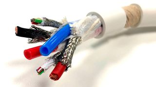 Das von E&E Kabeltechnik entwickelte Hybridkabel vereint Leitungen für die Spannungsversorgung, Steuerung, Kühlung und Laserlicht. (E&E Kabeltechnik)