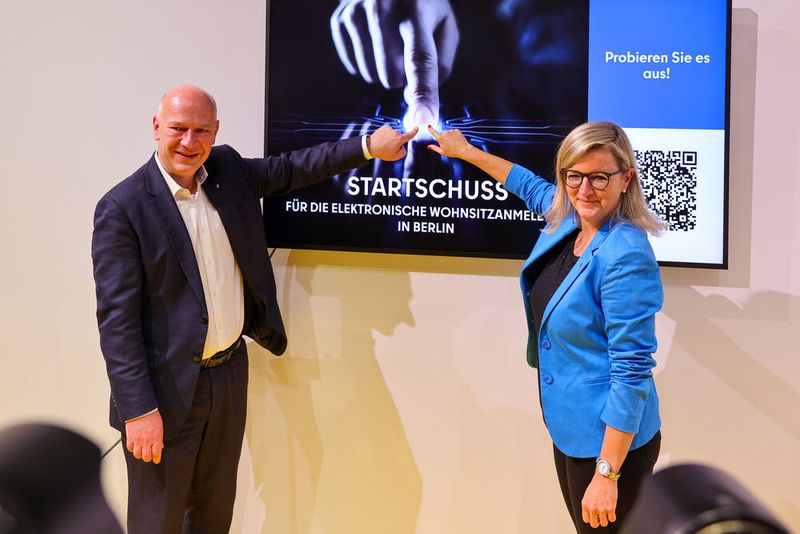 Endlich nicht mehr zur Ummeldung auf's Amt: Der Regierende Bürgermeister von Berlin, Kai Wegner, hat den Onlinedienst zur elektronischen Wohnsitzanmeldung auf der SCCON offiziell gestartet. Berlin nutzt dafür die EfA-Leistung aus Hamburg. „Die elektronische Wohnsitzanmeldung ist ein wichtiger Meilenstein für die Digitalisierung Berlins