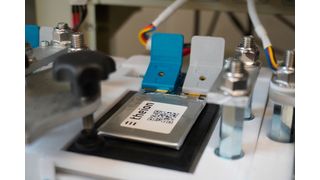 Theion-Versuche mit auf Schwefel basierenden Batteriesystemen. Ein besonderer Vorteil ist, dass das gelbe Sublimat in großen Mengen verfügbar ist – anders als seltene Erden. (Bild: Theion)