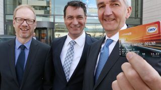 Am 14. April stellte der DKV Euro Service die neue Hybridkarte DKV CARD +CHARGE , vor. Die Geschäftsführer der DKV Group (v. l. n. r) Dr. Werner Grünewald, Dr. Christian Koch und Dr. Alexander Hufnagl. (Bild: DKV)
